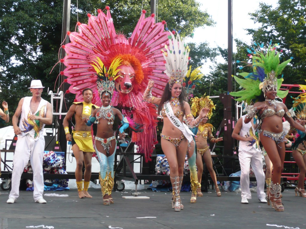 Danseurs et danseuses de samba au Thames Festival