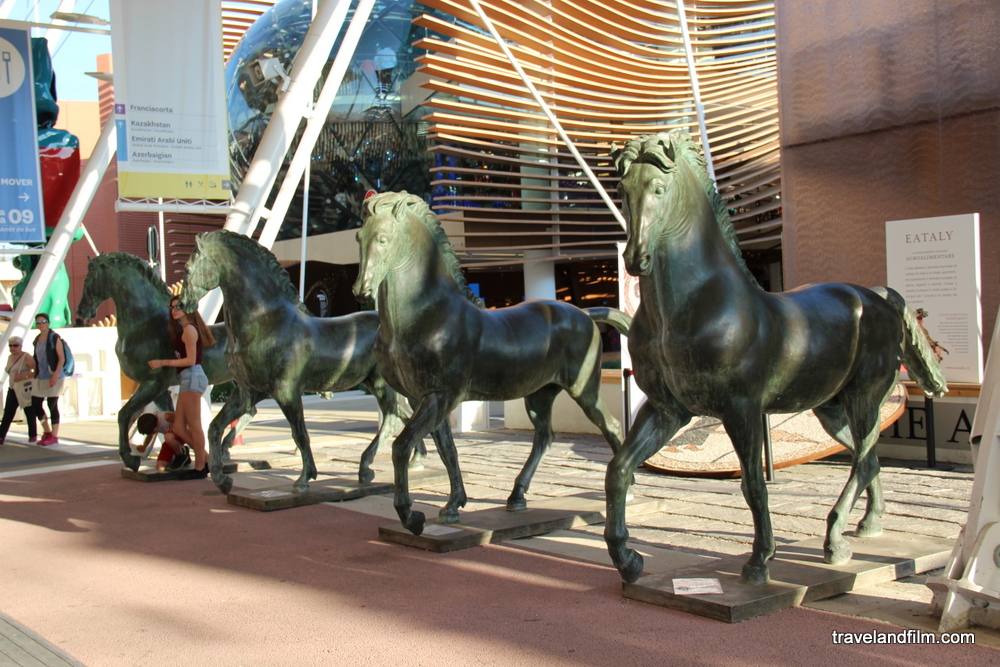 chevaux-statues-decumanus-expo-milan-2015