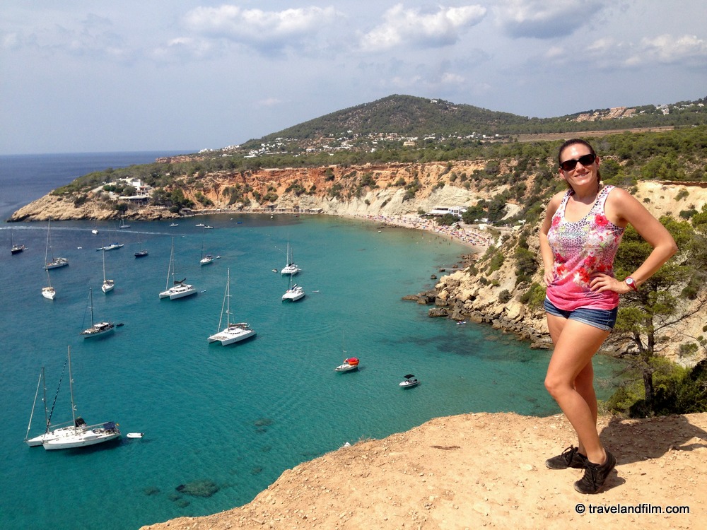 https://travelandfilm.com/wp-content/uploads/2019/09/ibiza-cala-hort-plage.jpg