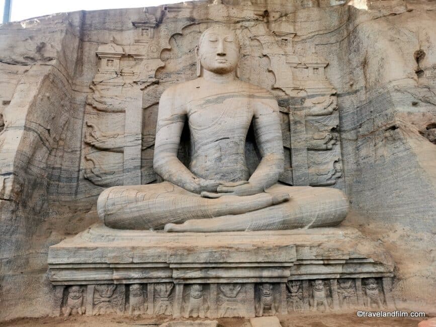 pollonaruwa-bouddha-sculpte-rocher-sri-lanka