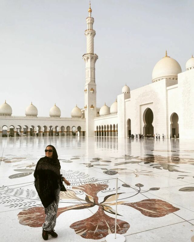 Mosquée Sheikh Zayed à Abu Dhabi. Fascinante de jour comme de nuit. Que pensez-vous de mon look ? Ça me change de mon bikini habituel 😉 ?
. 
Sheikh Zayed Mosque is very fascinating. You can visit by day and night. What do you think of my outfit? Quite different from my usual bikini 😉?
.
.
.
.
.
.
.
.
.
.
.
.
.
.
.
#travelandfilm #travel #travelblogger #travelbloggers #travelseri #abudhabi #emirates #emiratespalace #emiratespalacehotel #abudhabiblogger #abudhabilife #abudhabiskyline #sheikhzayedmosque #sheikhzayed