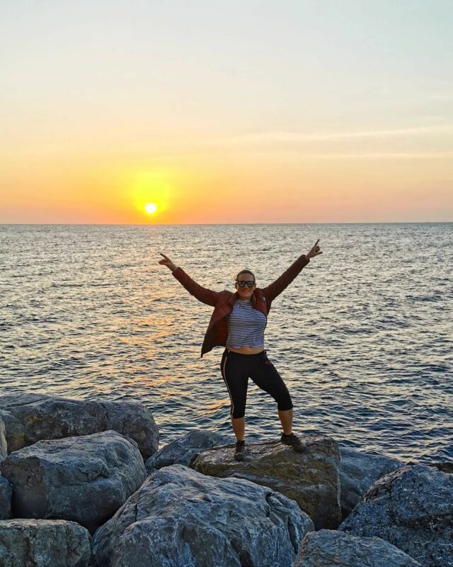 Coucher de soleil sur la mer à Musandam. Une péninsule d'Oman, superbe à visiter. 
.
Sunset on the sea in Musandam. A beautiful peninsula in Oman, worth a visit.
.
.
.
.
.
.
.
.
.
.
.
.
.
.
.
#travelandfilm #travelseri #travel #travelblogger #travelbloggers #instatravel #instatraveling #travelgram #oman #visitoman #musandam #musandamoman #musandampeninsula #musandamtrip