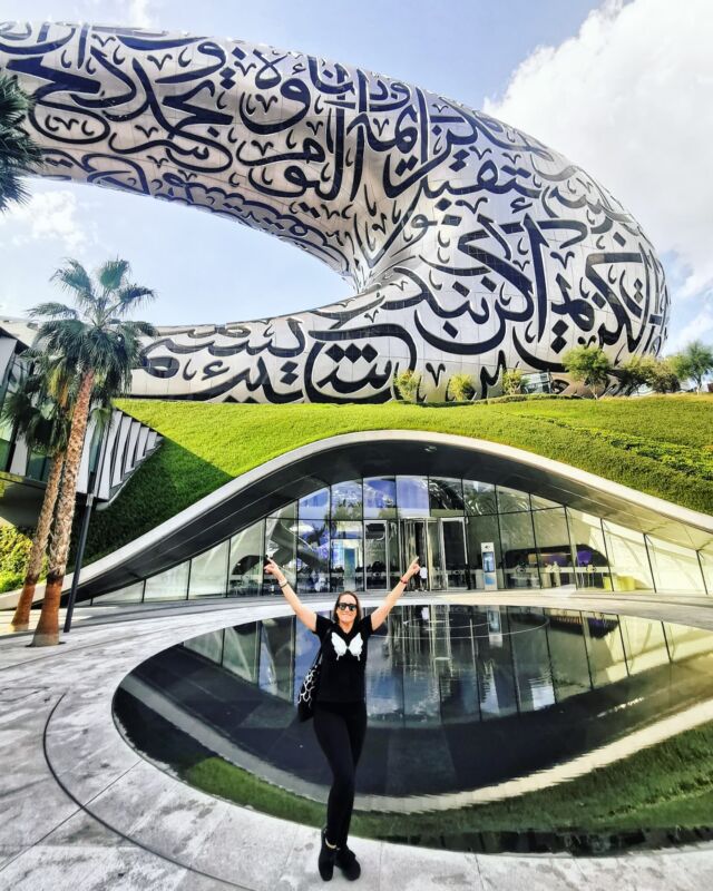 Le musée du futur, Dubai. Pour voir comment c'est de visiter l'intérieur, allez voir la story. Vous le préférez de jour ou de nuit ?
.
Museum of the future, Dubai. To see what it's like to visit it inside check out the story. Do you like it better by day or night? 
.
. 
.
.
.
.
.
.
.
.
.
.
.
.
.
.
.
.
.
#travelandfilm #travel #travelblogger #travelbloggers #travelseri
#dubai #dubaï #traveldubai #dubailife #museumofthefuture #museumofthefuturedubai
