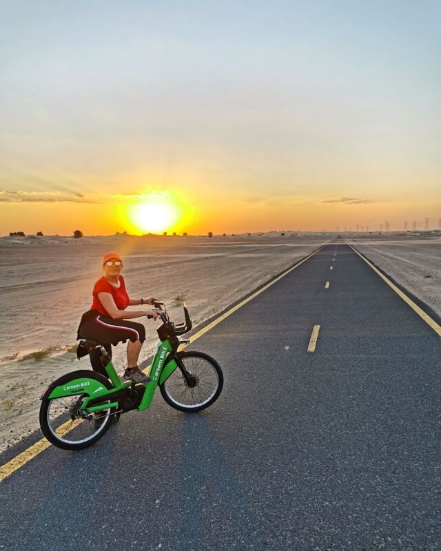 Coucher de soleil dans le désert d'Al Qudra à Dubaï. Un super endroit pour faire du vélo au milieu du désert.
.
Sunset in Al Qudra desert in Dubai. Amazing place to bike around in the middle of the desert.
.
.
.
.
.
.
.
.
.
.
.
.
.
.
.
.
.
#travelandfilm #travel #travelblogger #travelbloggers #travelseri
#dubai #dubaï #traveldubai #dubailife #dubaidesert #alqudra #alqudracycletrack