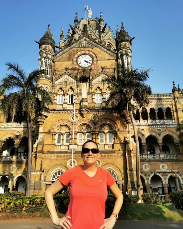 Vous aimez l'architecture ? Voici certains des édifices victoriens de style gothique et art déco de Mumbai classé ensemble au patrimoine mondial de l'Unesco. Sur la première photo je me trouve en face de la gare de Mumbai CSMT anciennement Victoria terminus. Vous aimez le style ?
.
.
.
.
.
.
.
.
.
.
.
.
.
#travelandfilm #travel #travelblogger #travelbloggers #instatravel #mumbai #unesco #unescoheritagesite #visitmumbai #csmt #victoriaterminus