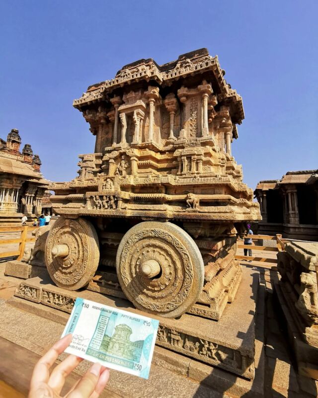 Le chariot d'Hampi est dessiné sur les billets de 50 roupies indiennes. Il se trouve dans le temple Vitthala.
Hampi est l'un des endroits les plus spectaculaires que j'ai visités en Inde. Et tout le site est classé au patrimoine mondial de l'Unesco. 
Vous aussi vous aimez visiter les sites imprimés sur les billets de banque? Suivez-moi j'en ai d'autres qui arrivent. 
.
.
.
.
.
.
.
.
.
.
.
.
.
#travelandfilm #travel #travelblogger #travelbloggers #instatravel #unesco #unescoheritagesite
#hampi #stonechariothampi