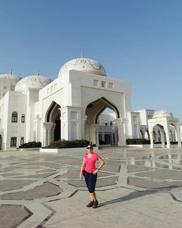 Qasr Al Watan, voici le palais présidentiel d'Abu Dhabi, une visite qui vaut vraiment le coup. 5 photos d'extérieur et 5 photos d'intérieur qui montrent l'opulence de l'endroit.
Allez voir mon nouvel article de Blog avec mes 10 incontournables pour visiter les 7 Émirats Arabes Unis en road trip. Lien en bio.
.
.
.
.
.
.
.
.
.
#travelandfilm #abudhabi #visitabudhabi #qasralwatan #aboudhabi #emirats #emiratsarabesunis #uae #unitedarabemirates