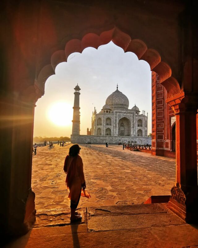 Lever de soleil au Taj Mahal, ça vaut vraiment le coup de se lever à 5h du matin pour apprécier cette sublime merveille du monde. Vous connaissez le Taj Mahal ? Vous avez aimé ? 
------
Pour la petite histoire:
Alors que j'étais dans le train pour Delhi depuis Gwalior, j'ai comme ressenti l'appel du Taj Mahal et je suis descendue à Agra. C'est ça, entre autres, que j'adore dans le voyage solo, faire ce qu'on veut quand on veut et pouvoir changer d'avis complètement au dernier moment. 
Pour info, j'avais déjà visité le Taj Mahal en 2008 lors de mon tour du monde. L'Inde était le premier pays d'un tour du monde de 10 mois et demi à travers une vingtaine de pays et j'avais été émerveillée. Je ne pensais pas y retourner de peur d'être déçue mais voyant le ciel bleu j'ai décidé d'y retourner. En effet, l'idée m'avait traversé l'esprit quand j'étais dans le coin en novembre, alors il faisait moins chaud, mais le ciel était gris et extrêmement pollué, ce qui m'avait dissuadé d'y retourner. 
Donc à vous de choisir si vous préférez profiter du Taj Mahal en été avec un beau ciel bleu et donc de beaux levers et couchers de soleil mais 40 degrés ou avoir moins chaud mais avec le ciel pollué. Pour moi qui supporte bien la chaleur, y'a pas photo c'est l'été que je préfère. 
Et j'y ai passé encore plus de temps que la première fois où j'avais déjà passé 5 heures. Cette fois, j'ai passé environ 6h le matin et 3 heures l'après midi soit 9h au Taj Mahal et encore plus avec les vues de dehors. Clairement cette merveille du monde est une création qui me fascine.
.
.
. 
. 
.
.
.
.
.
.
.
.
.
#travelandfilm #sunrise #incredibleindia #visitindia #instaindia #tajmahal #tajmahalindia #merveilledumonde #7wondersoftheworld #agra #visitagra #uttarpradesh #uttarpradeshtourism