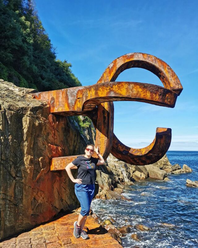 Vous connaissez San Sebastián ?
C'est une superbe ville du pays basque espagnol avec des airs de Rio de Janeiro. Allez lire mon article avec tous mes conseils de visite (lien dans la bio).
Et dites-moi ce que vous en pensez.

Sur ces photos, ce sont les célèbres sculptures "peignes du vent" d'Eduardo Chillida. 
San Sebastián est aussi la ville du plus grand festival de cinéma d'Espagne @sansebastianfes auquel je viens d'assister, dont je vous parlerai plus en détails sur le Blog très vite.
.
.
.
.
.
.
.
.
.
.
.
.
.
#travelandfilm #sansebastian #sansebastianfilmfestival #sansebastiantourism #sansebastianspain #ssiff #ssiff72 #ssiff2024