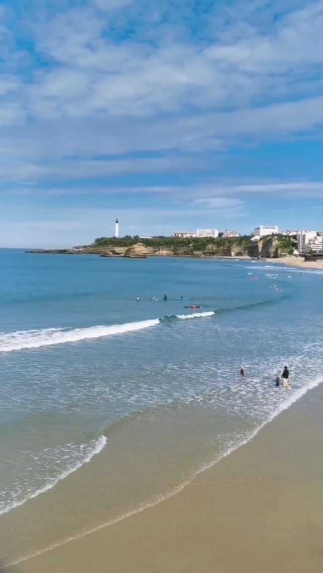 Voici Biarritz, sa sublime plage et la visite du @surfhostel_biarritz surf où j'ai passé trois nuits. Ils ont le concept BBB, c'est-à-dire bed, breakfast and board. Donc avec l'hébergement est inclus le petit déj et la planche de surf. Super deal non ? 
Bref c'est l'endroit idéal pour aller surfer.
Vous avez déjà surfé à Biarritz ? 
Ça vous dit d'essayer ?
.
Staying at surf hostel in Biarritz with a BBB deal = bed, breakfast and board.
Have you surfed in Biarritz? Would you like to try? 
.
.
.
.
.
.
.
.
.
.
.
#biarritz #visitbiarritz #surf #surfhostel #surfing #surfinglife #paysbasque #paysbasquetourisme #paysbasquefrançais