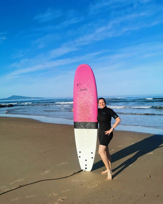 J'ai fait du surf à Bidart sur la côte basque avec @joyu_surfshack. Jo nous emmène sur les meilleurs spots en fonction de la météo et de la marée et du niveau de chacun, c'est du surf guiding personnalisé.
C'est aussi une maison d'hôtes pour surfeurs, ou pas, avec hébergement en chambre individuelle ou dortoirs, terrasse et jardin avec hamacs (parfait pour se reposer après le surf. On se sent comme à la maison chez les hôtes Geoffrey, Jutta et leur fille, avec la compagnie du chien de la maison gnocchi qui est très câlin (voir photo 8). Le petit déjeuner est inclus et les repas sont fait maison (voir photo 6), le menu est différent tous les jours.
.
.
.
.
.
.
.
.
.
.
.
. 
#surf #bidart #bidartcotebasque #joyusurfshack #surfing #surfinglife #cotebasque #paysbasque #paysbasquetourisme #paysbasquefrançais