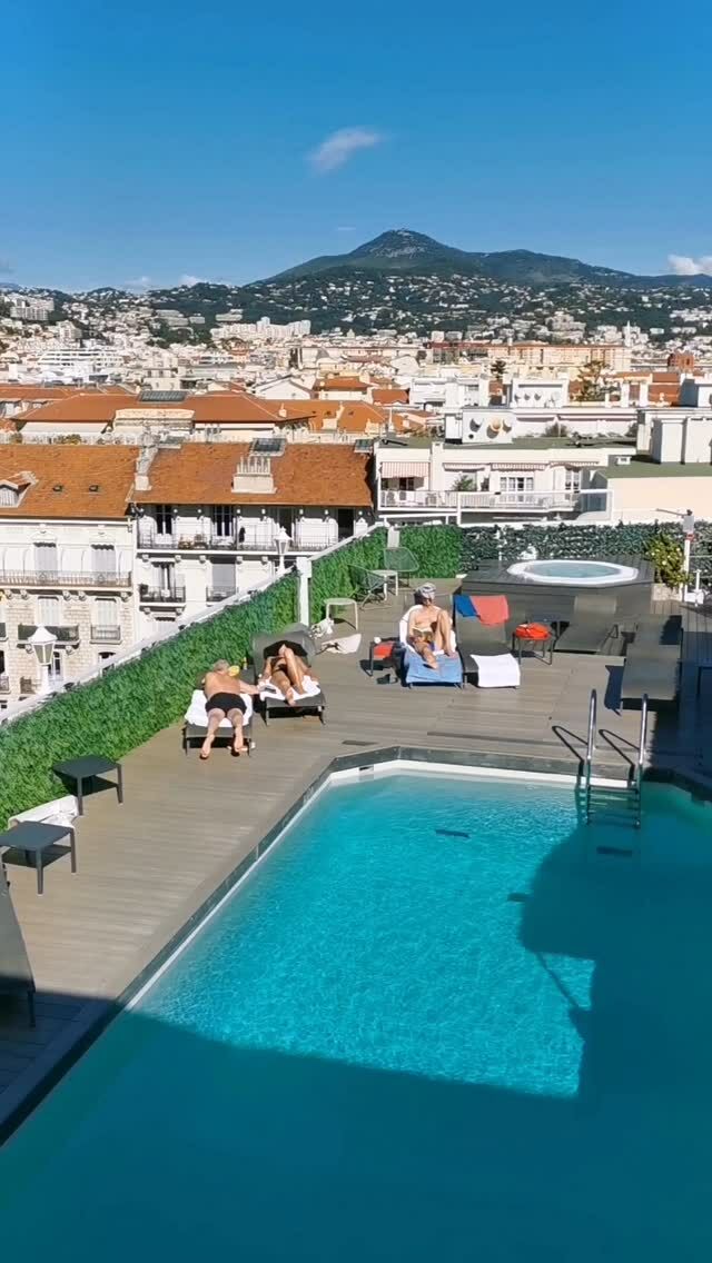 Profiter de la piscine et du jacuzzi du Rooftop de l'hôtel @splendidnice en plein mois d'octobre, c'est que du bonheur.